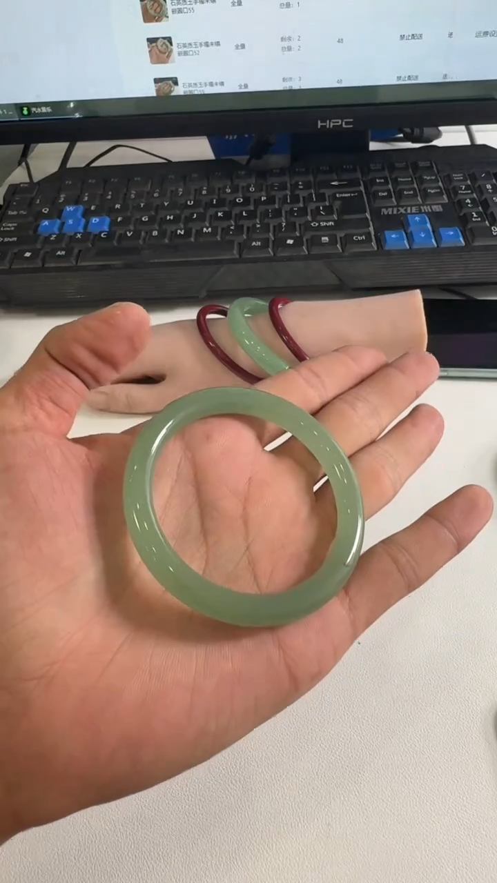 石英质玉手镯未镶嵌圈口56