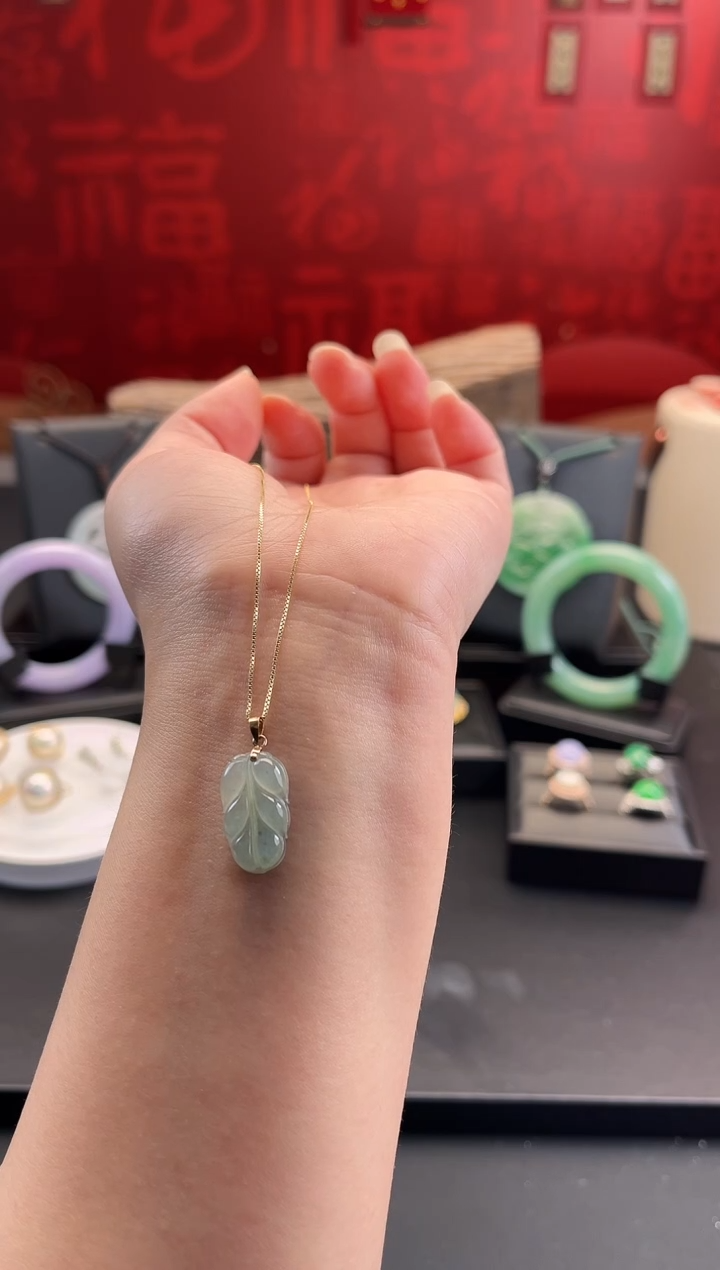 翡翠18K金镶嵌颈饰吊坠