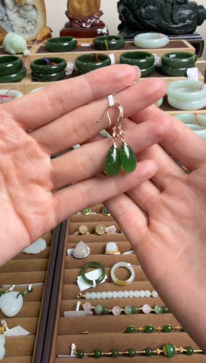 颈饰18K金镶嵌和田玉耳饰一对