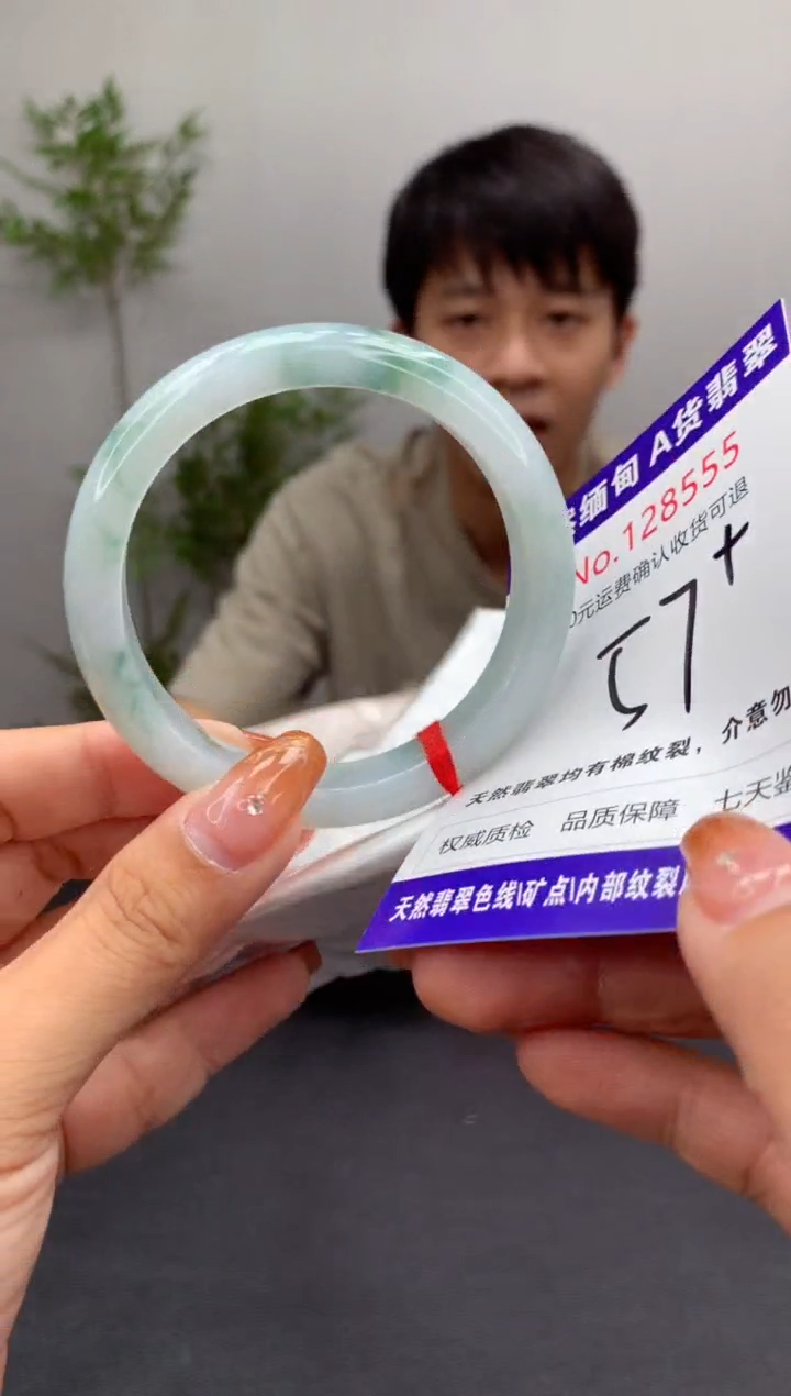 未镶嵌手镯翡翠有纹，完美者勿拍