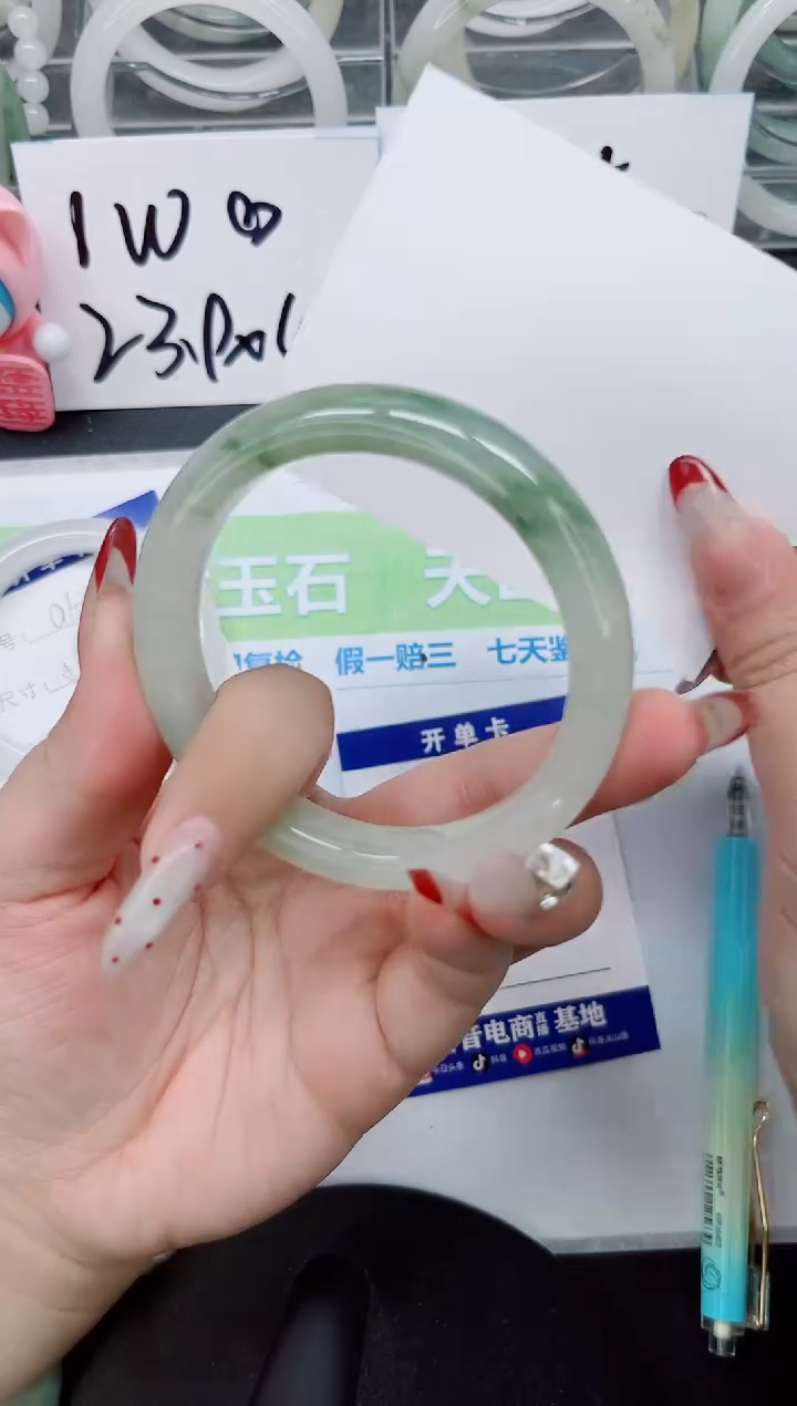 【闪购商品】石英质玉手镯未镶嵌a109