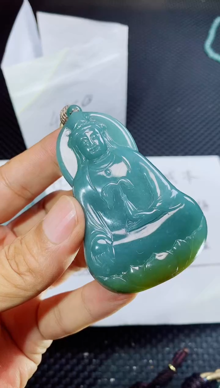 翡翠未镶嵌颈饰          