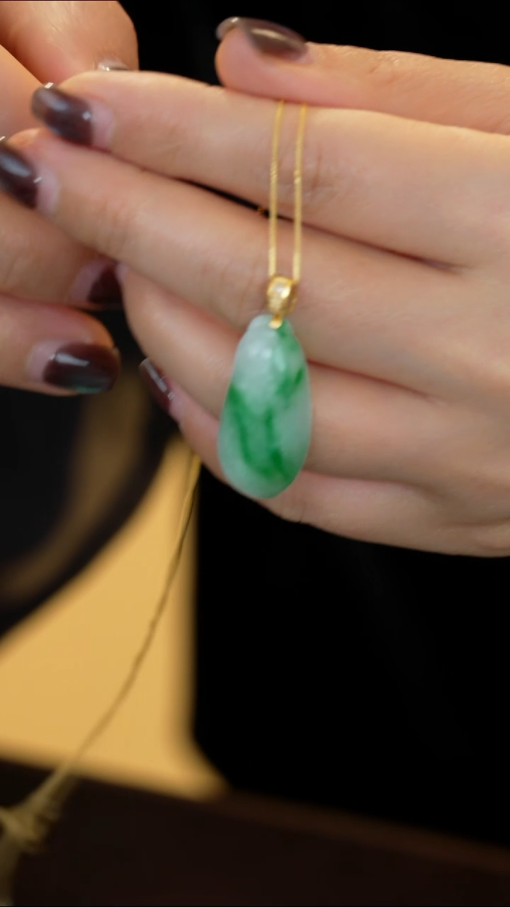 颈饰18K金镶嵌和田玉虎【20】