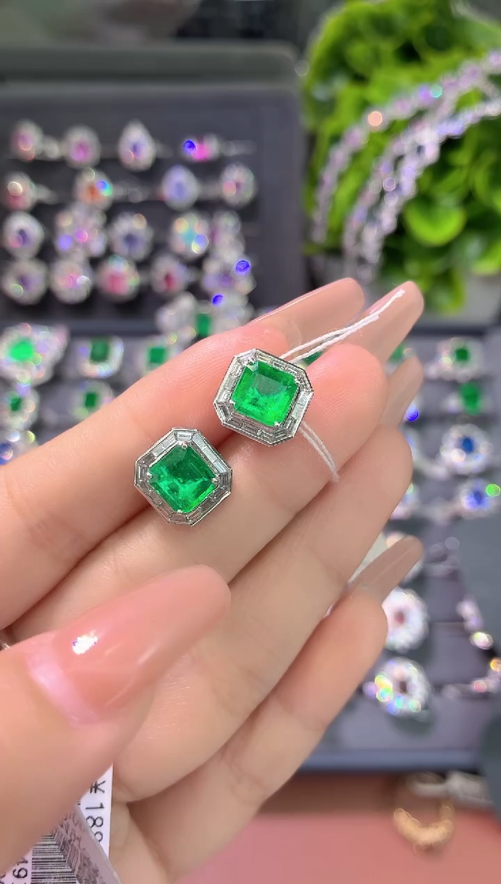 铂Pt950镶嵌耳饰祖母绿笑**云-