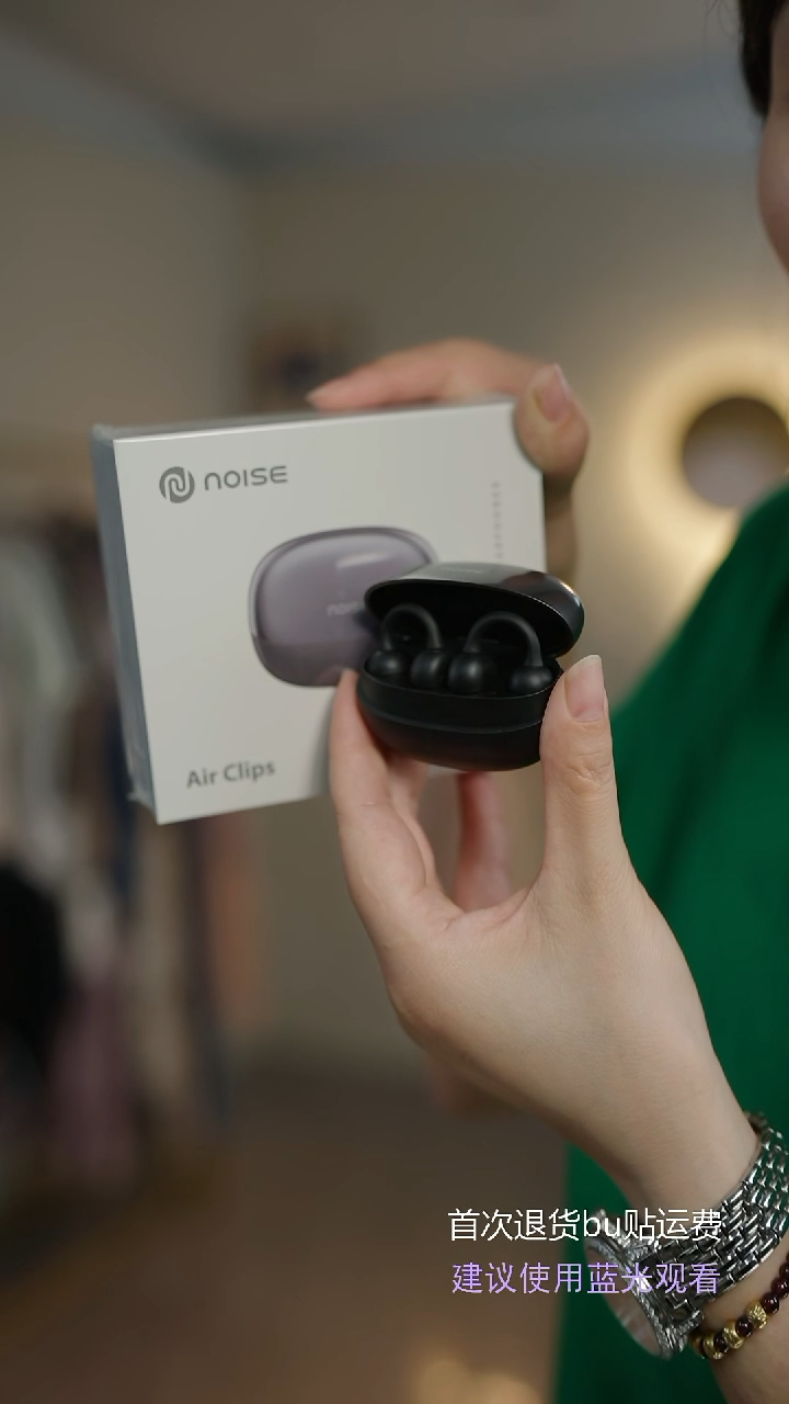 白色挂耳式耳机。。