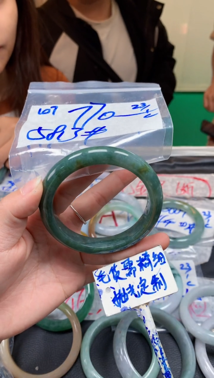 【闪购商品】定制翡翠未镶嵌107毛货需精细抛光手镯多样性拍一发一