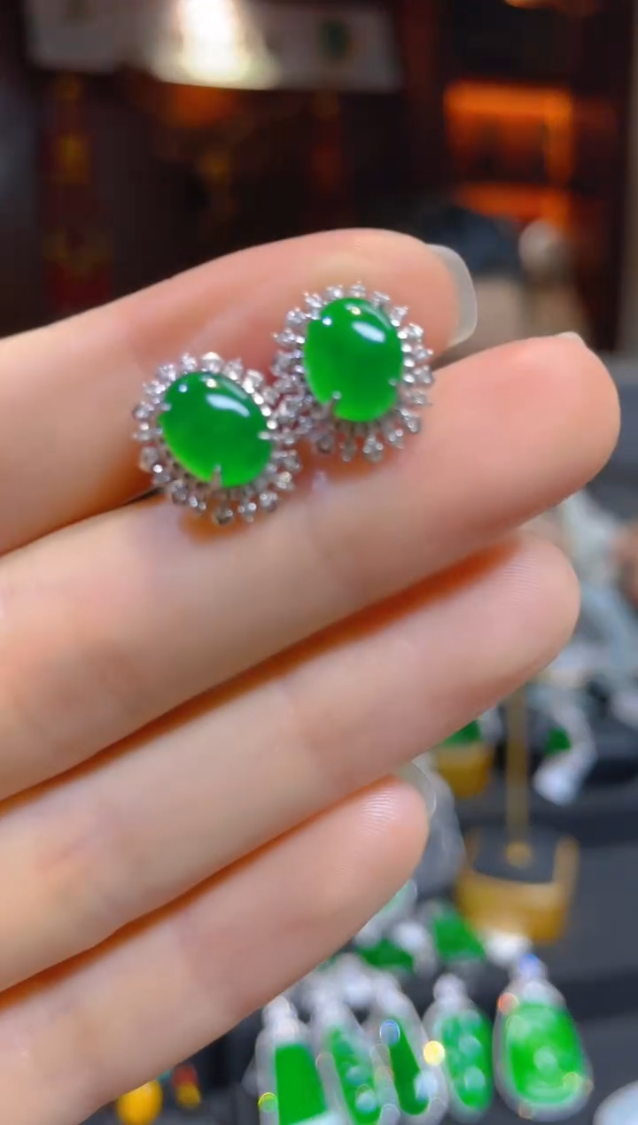 【闪购商品】翡翠耳饰18K金镶嵌119581天然A货翡翠蛋面耳钉