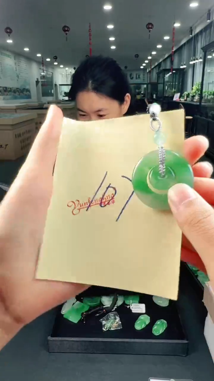 吊坠(不含链)未镶嵌石英质玉（非洲翠）子母扣107