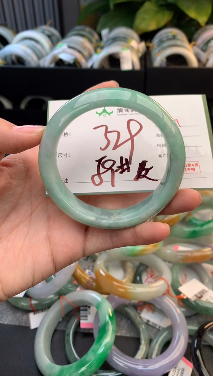 未镶嵌定制翡翠毛货需精细抛光+多人