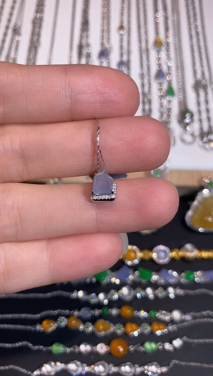 颈饰18K金镶嵌翡翠吊坠