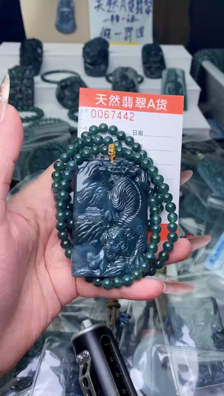 翡翠未镶嵌颈饰··········