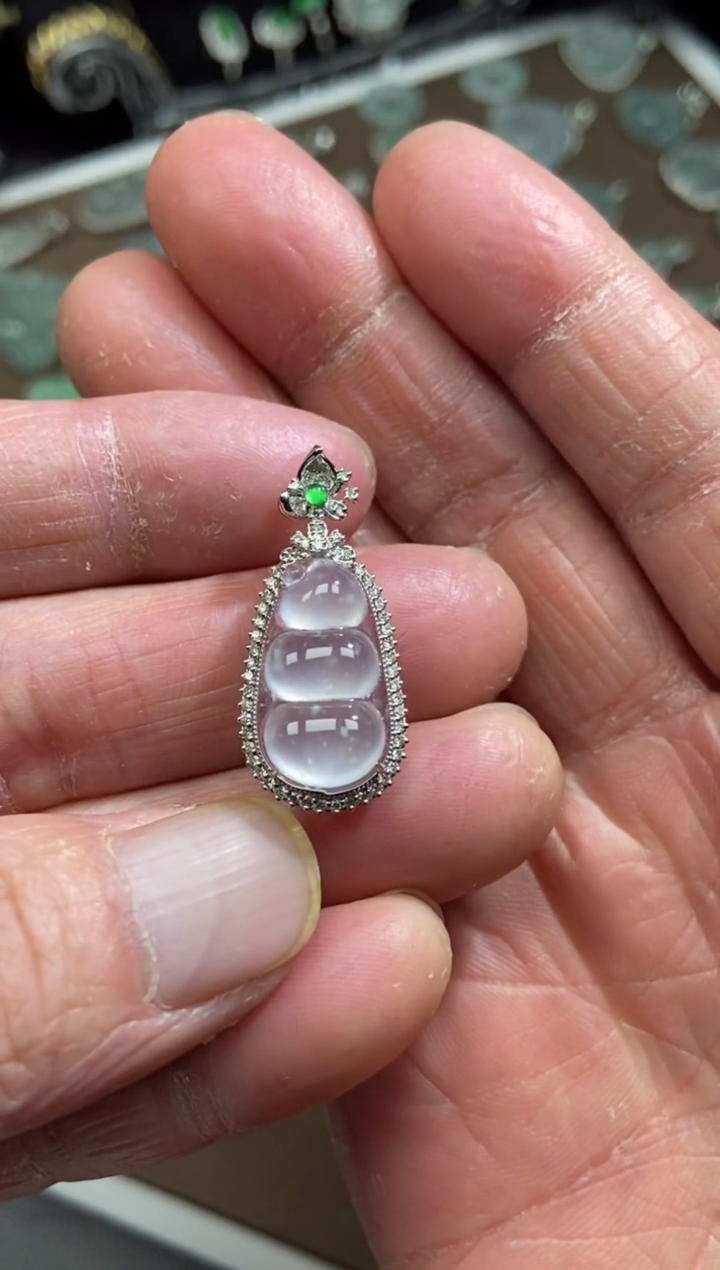 【闪购商品】翡翠吊坠(不含链)18K金镶嵌福豆