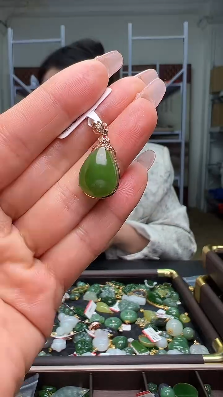 颈饰18K金镶嵌和田玉（多样性发货.发其一)12.31.79