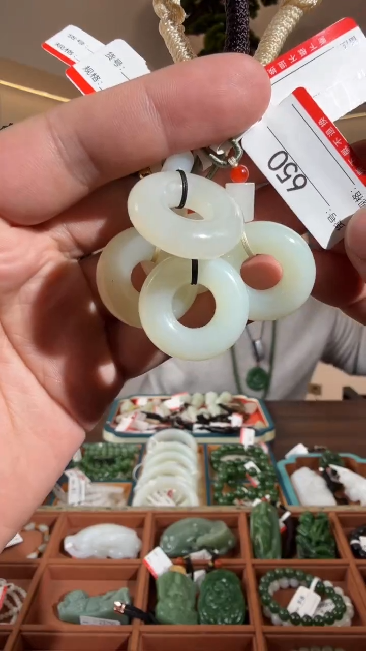 颈饰未镶嵌和田玉多样性发货发其中一件