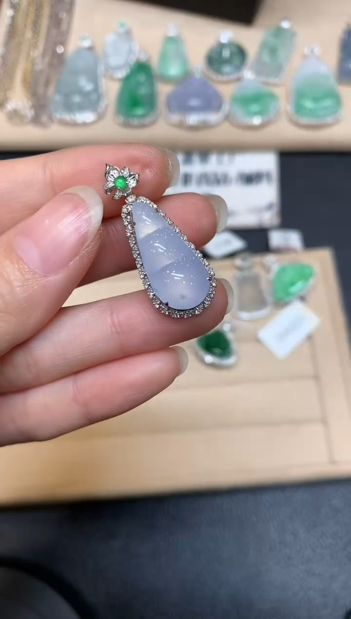 【闪购商品】翡翠颈饰18K金镶嵌福豆【无服务费