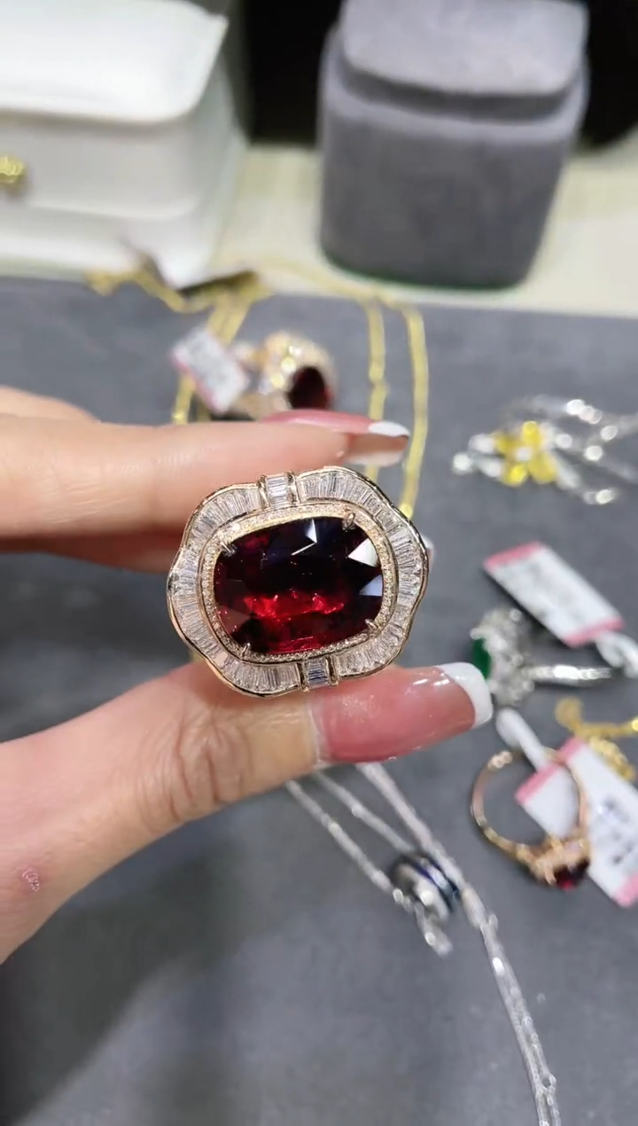 18K金镶嵌天然碧玺戒指