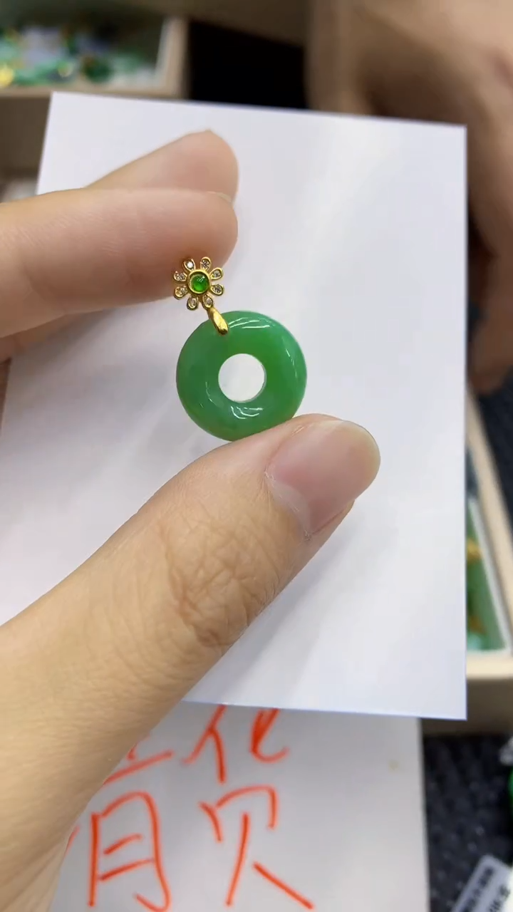 翡翠未镶嵌颈饰             1