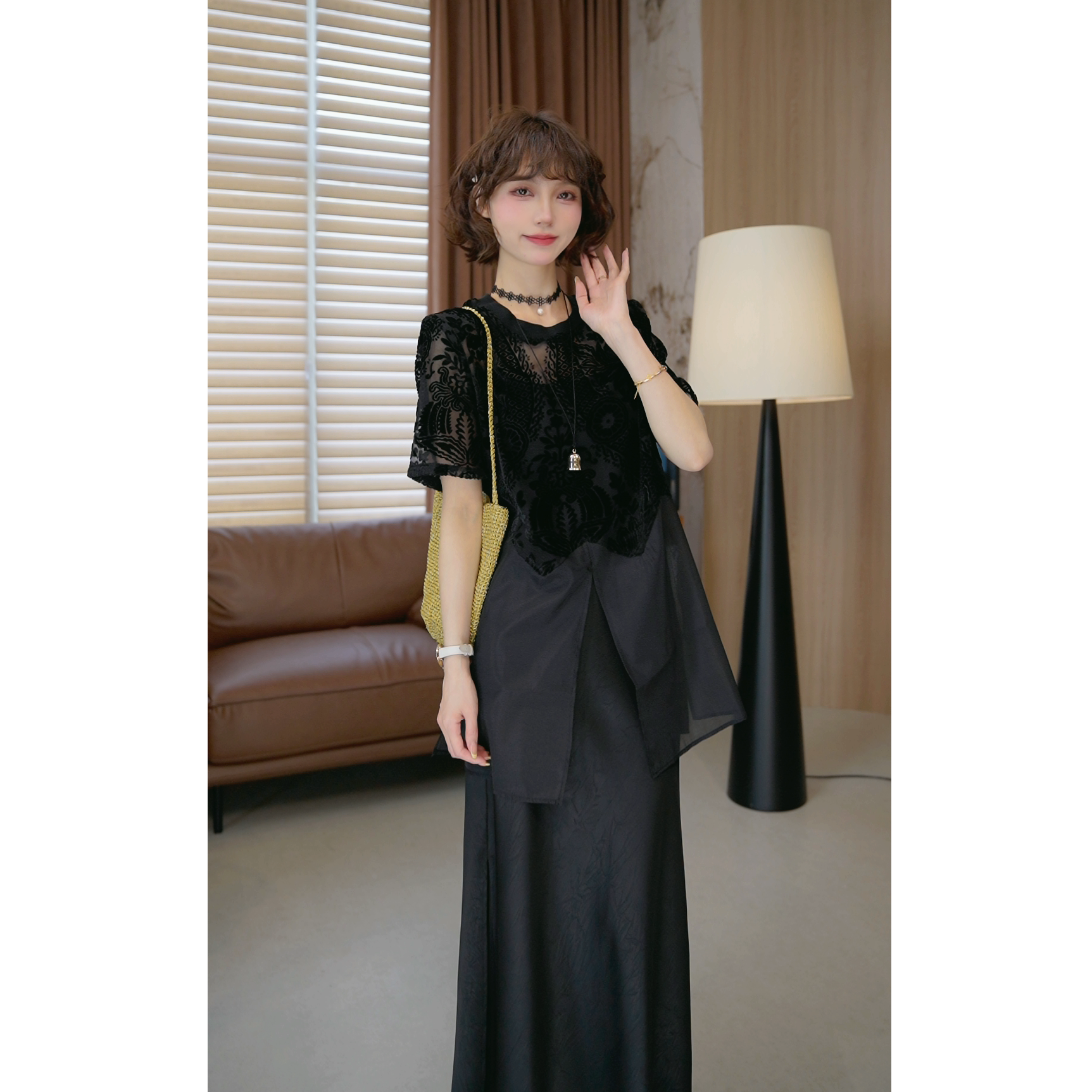 6.4【薇薇绮】时尚圆领蕾丝烧花下摆拼纱上衣显瘦短袖夏季款  D755