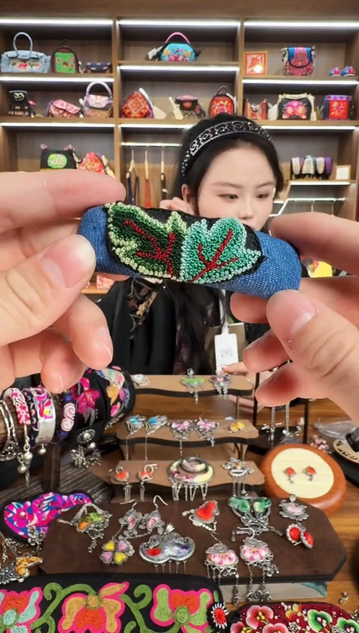 【闪购商品】织绣77蒙阿苏苗绣传承