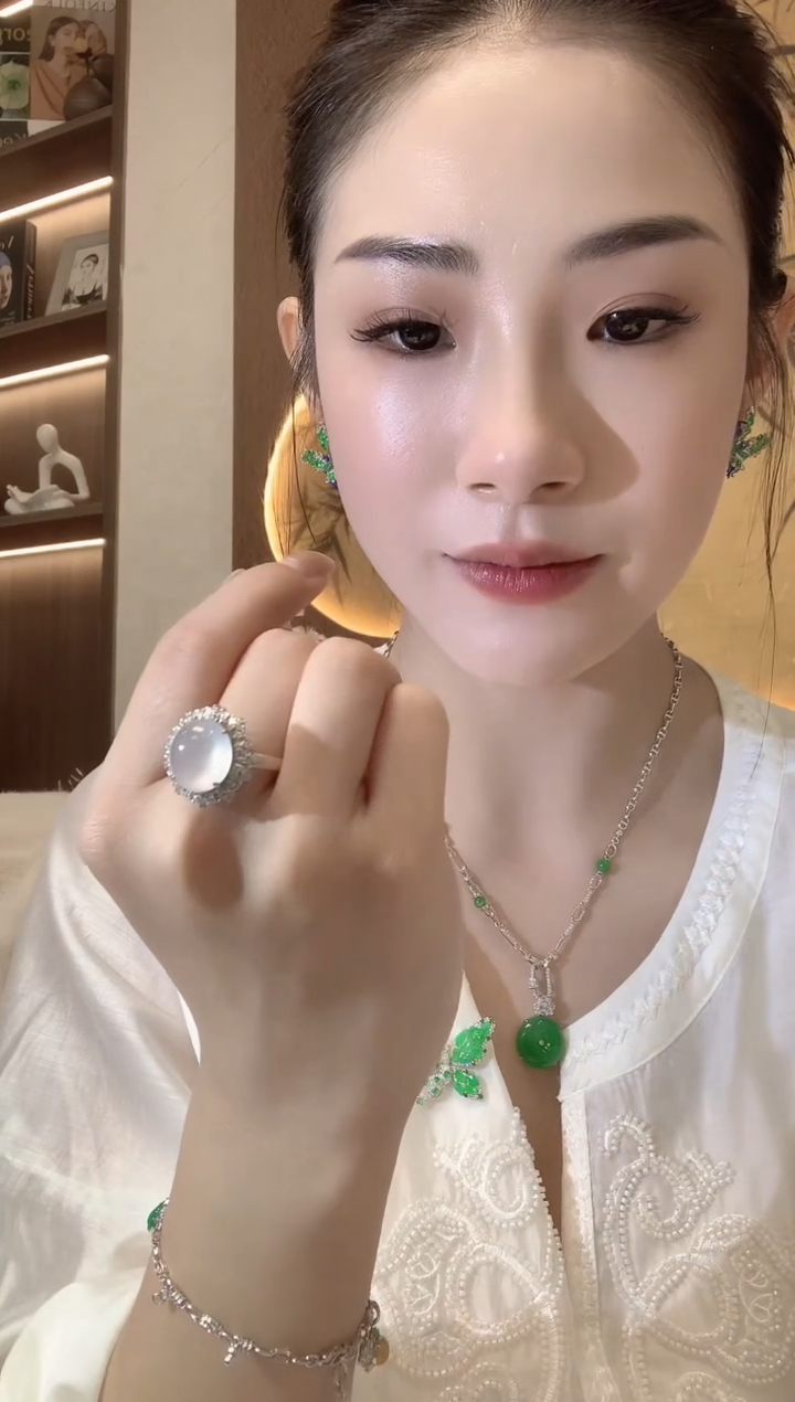 【闪购商品】翡翠戒指18K金镶嵌B69翡翠