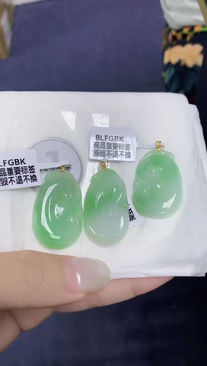 翡翠18K金镶嵌颈饰天然缅甸翡翠A货多样性发其一