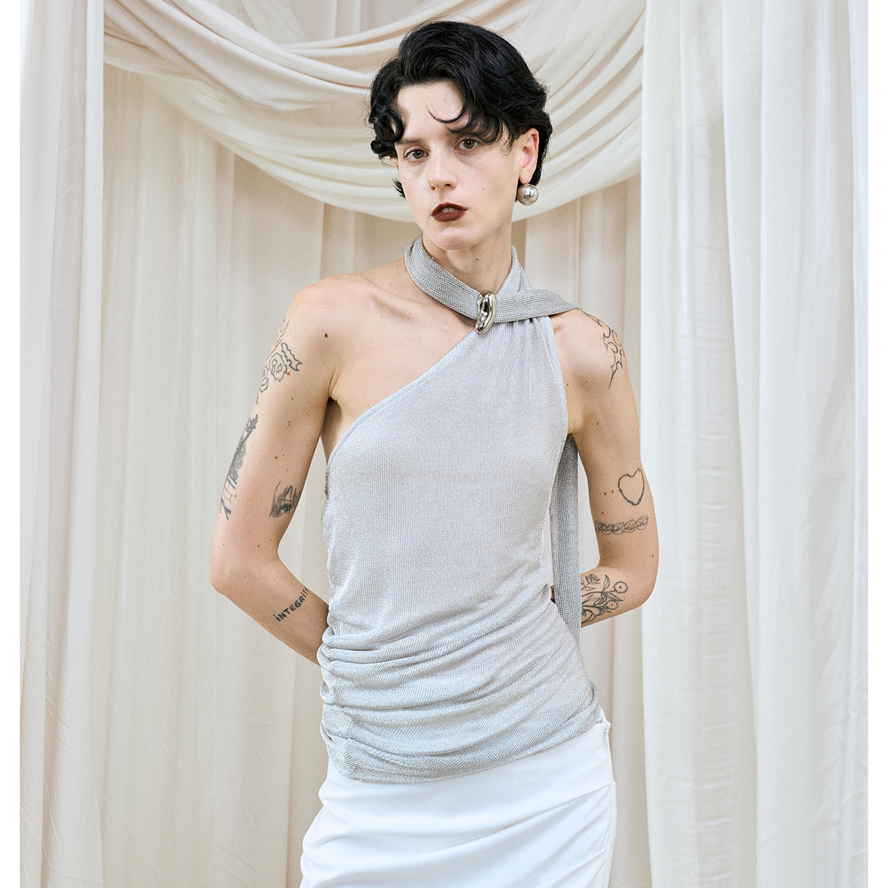 A KIND EGO摩登银丝金属装饰斜褶绕脖飘带背心Y146