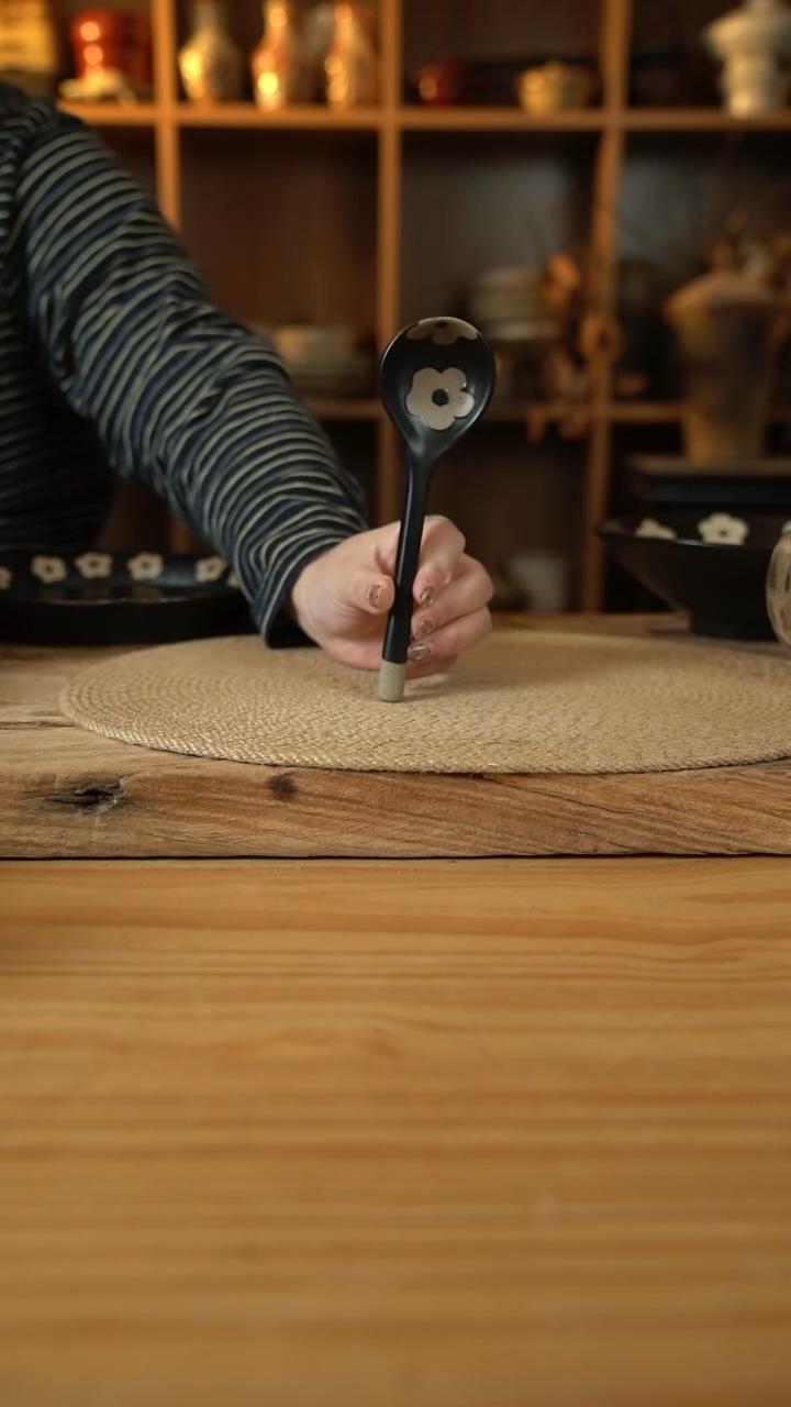 黑色雕刻小花花系列的长柄勺1个