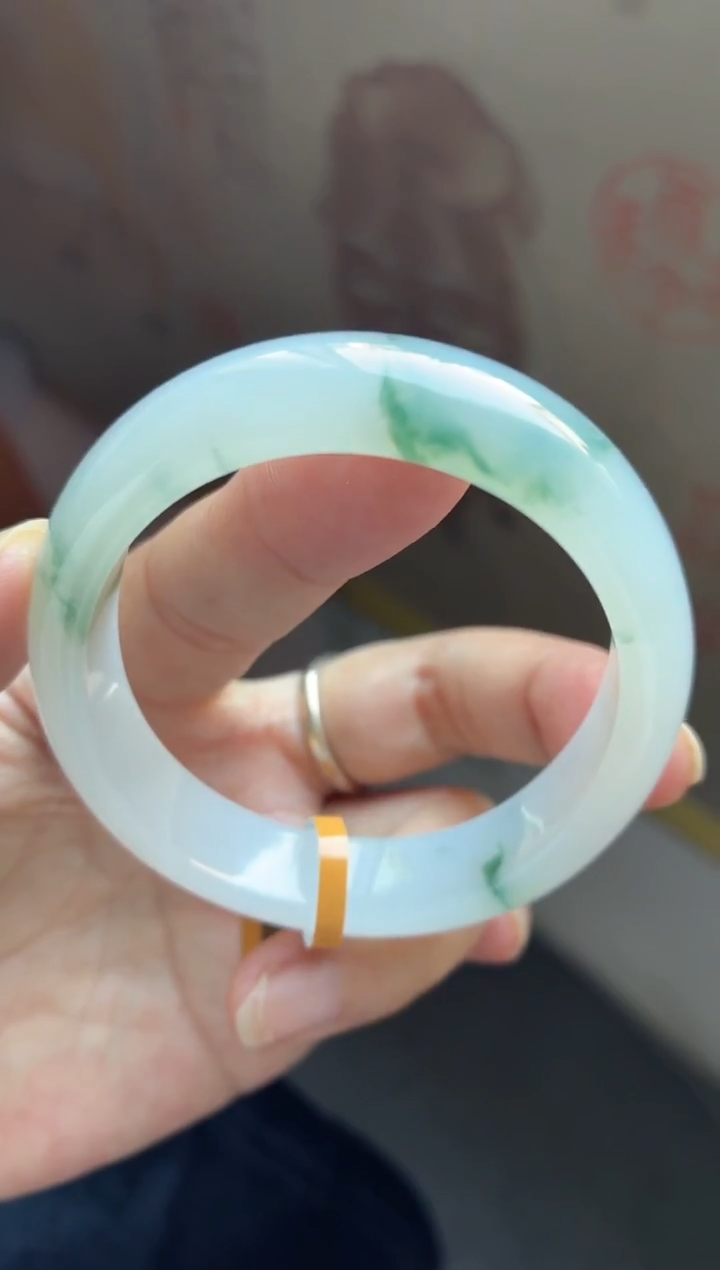 未镶嵌手镯翡翠（一定要买）0毛孔牛奶底飘绿花贵妃11号