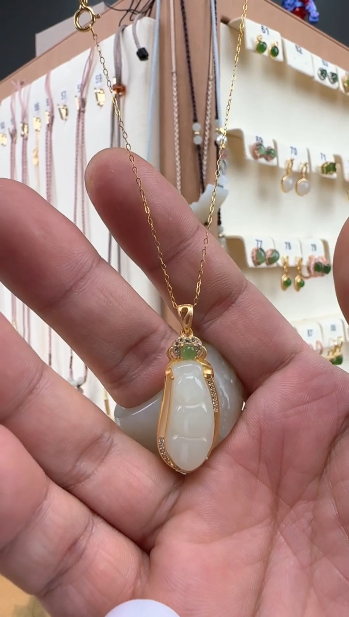 【闪购商品】和田玉颈饰银S925镀金镶嵌豆子吊坠