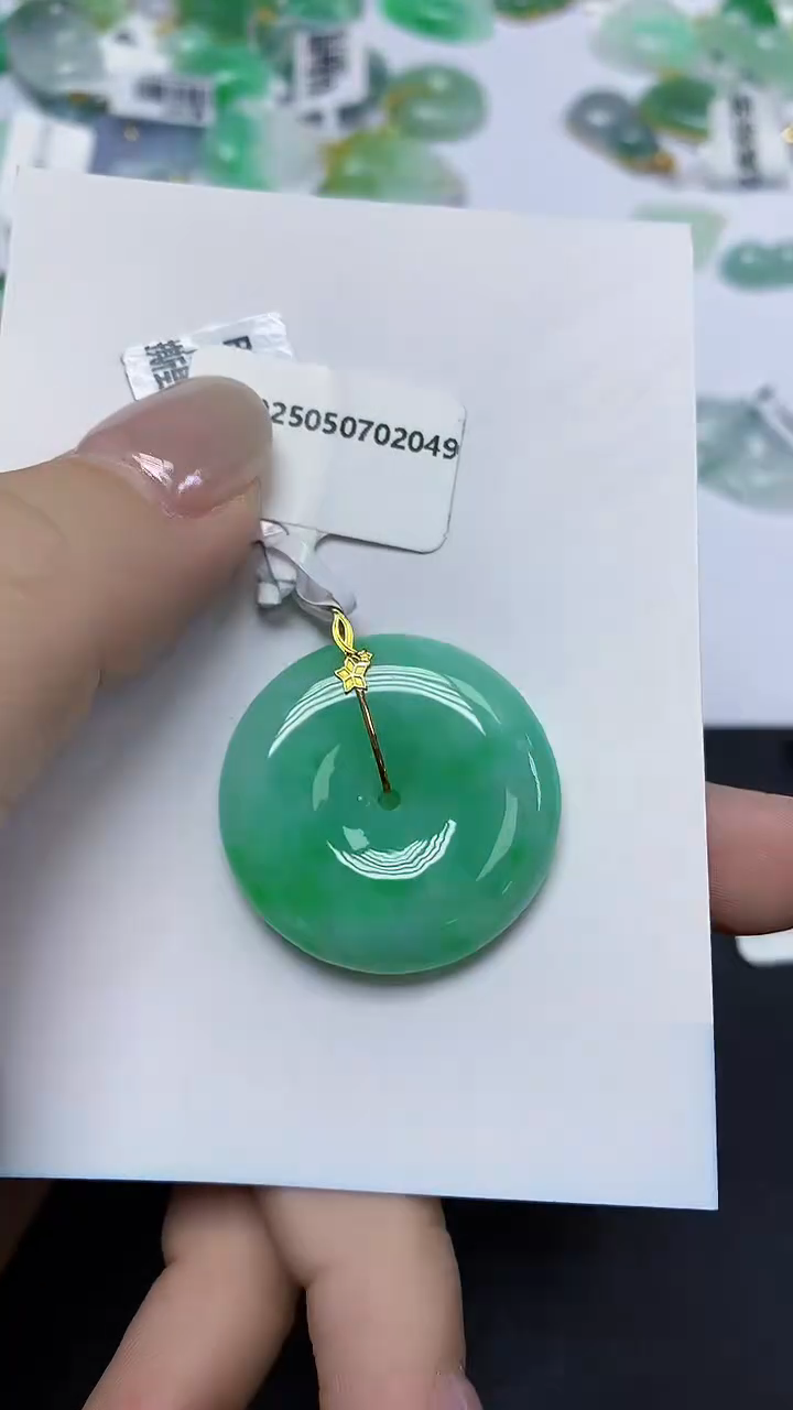 翡翠18K金镶嵌颈饰天然缅甸翡翠A货