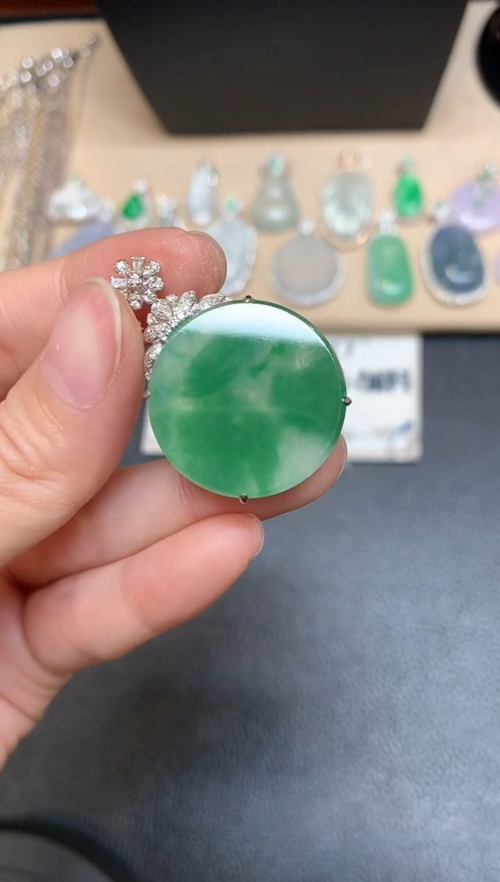 【闪购商品】翡翠颈饰18K金镶嵌圆牌【无服务费