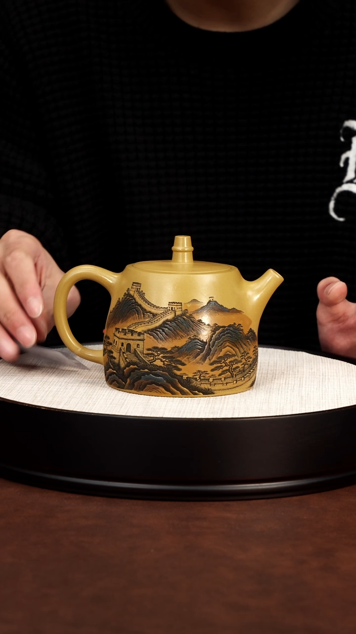茶壶紫砂长城汉铎壶 黄金段泥 梅付春