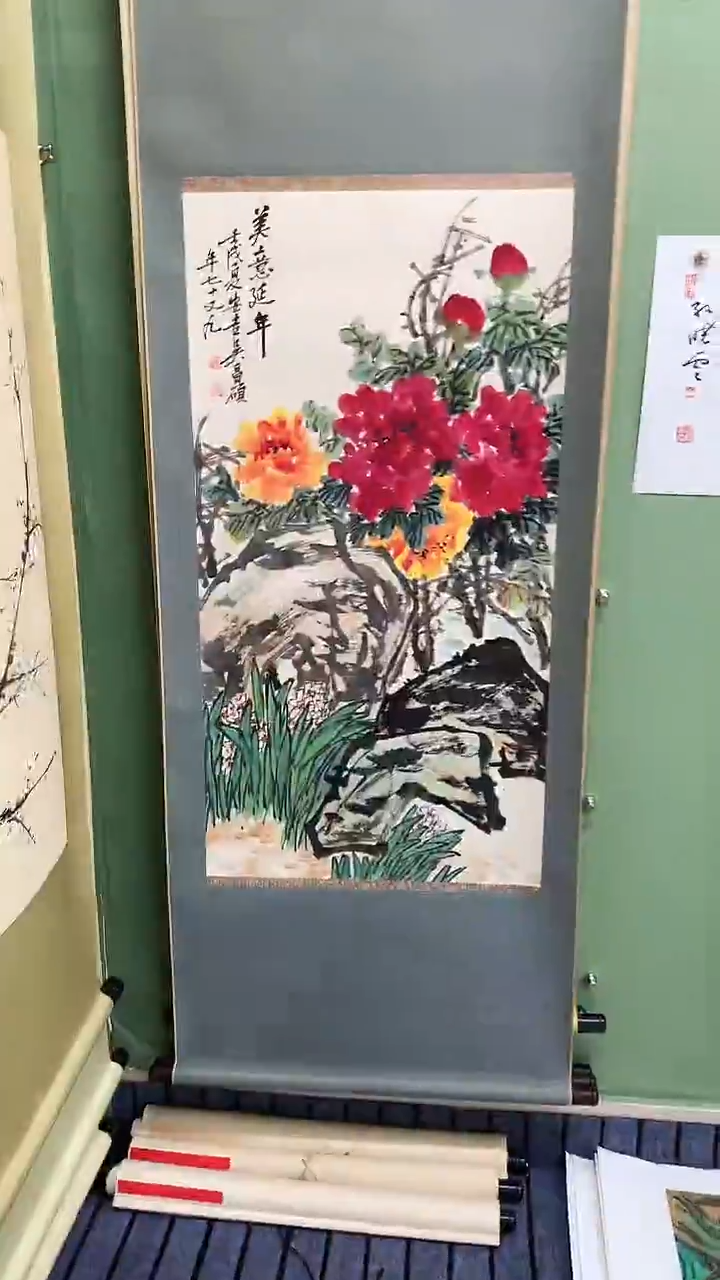 竖款精品三尺花鸟卷轴，牡丹