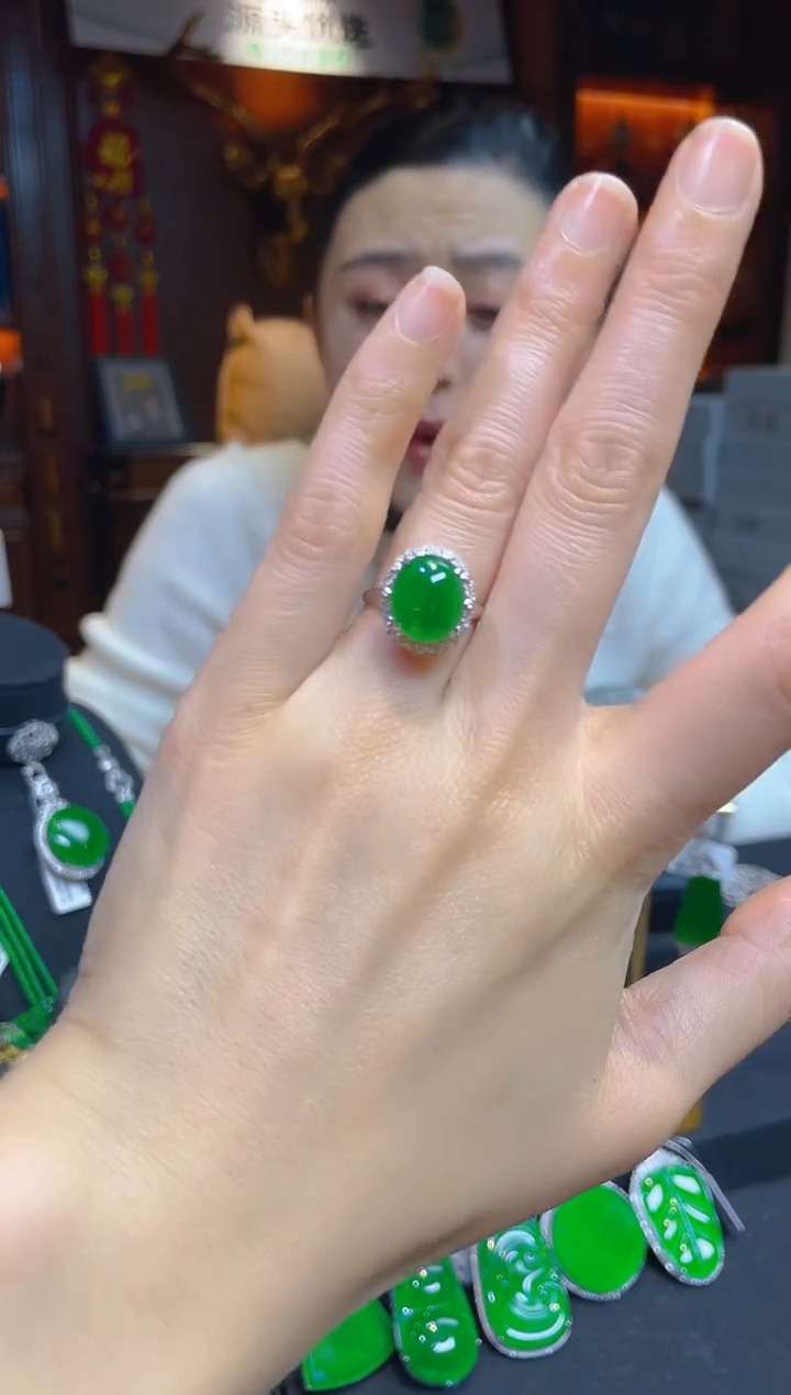 【闪购商品】翡翠戒指18K金镶嵌112058天然A货翡翠蛋面戒指