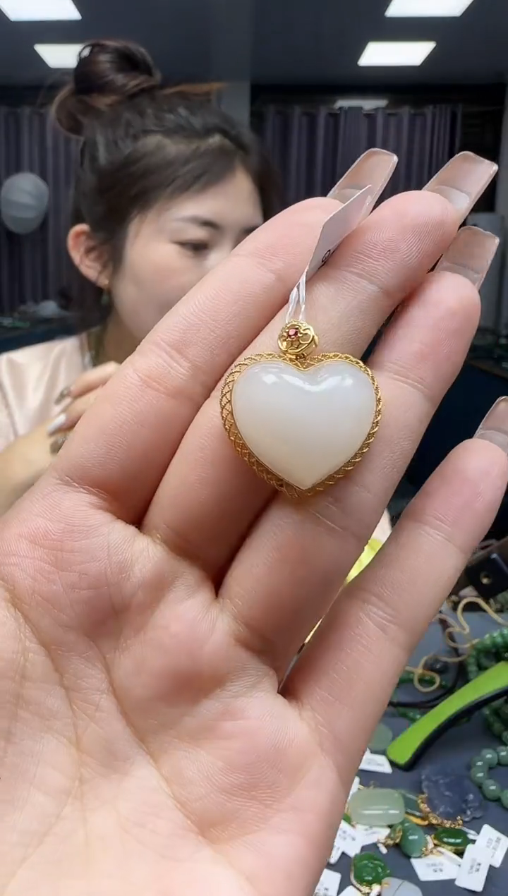 【闪购商品】和田玉挂件18K金镶嵌1