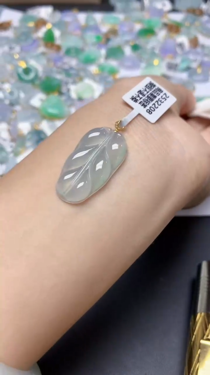 翡翠18K金镶嵌颈饰天然a货翡翠