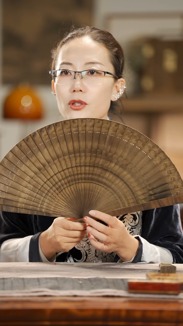 【闪购商品】金丝楠木雕水波纹精工果香苏扇