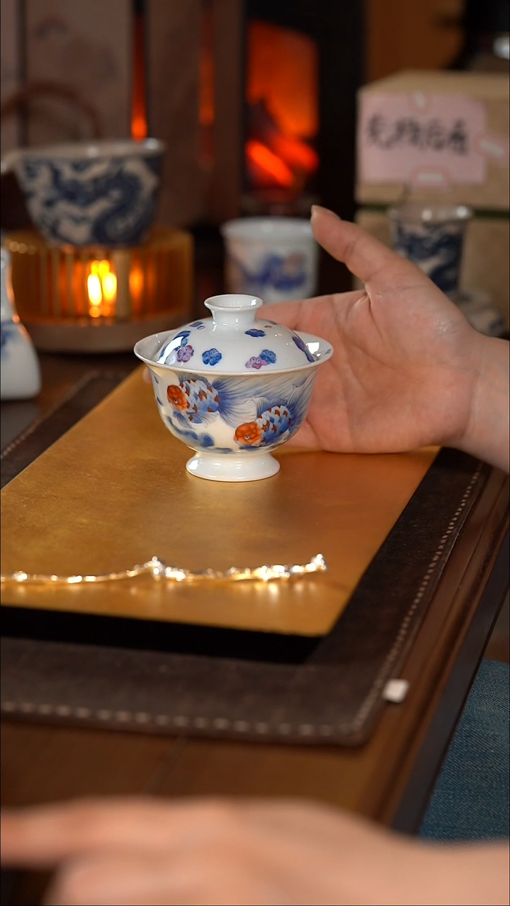 【闪购商品】青时集·青花斗彩金鱼高足盖碗