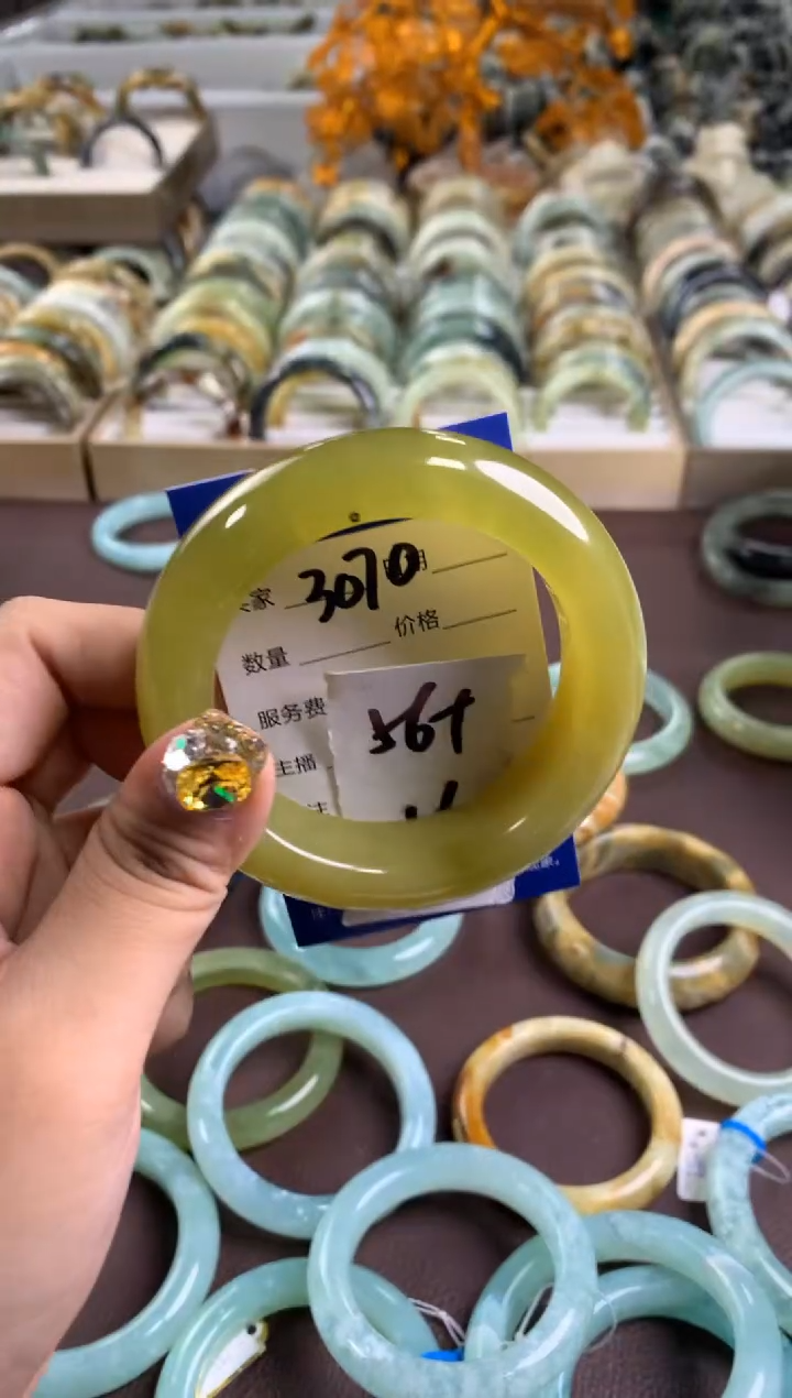 【闪购商品】蛇纹石玉手镯未镶嵌3070