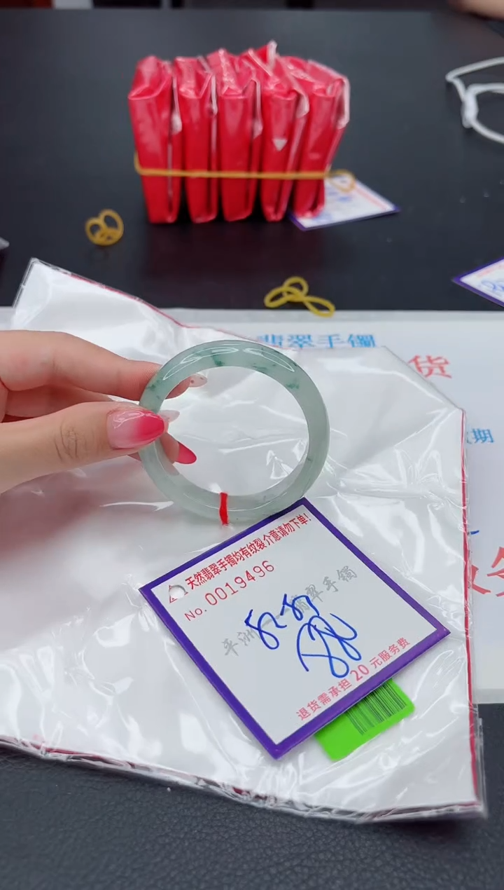 翡翠手镯未镶嵌1