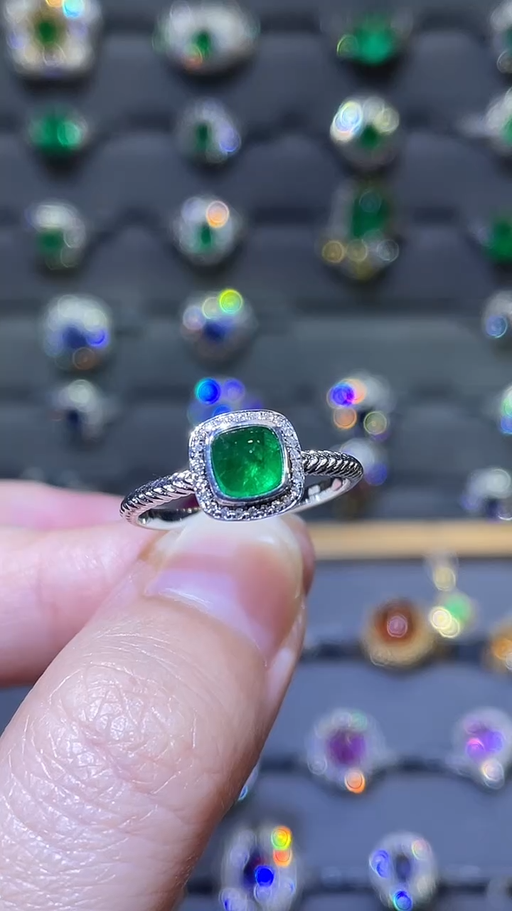 祖母绿戒指18K金镶嵌斯瓦特0.75ct