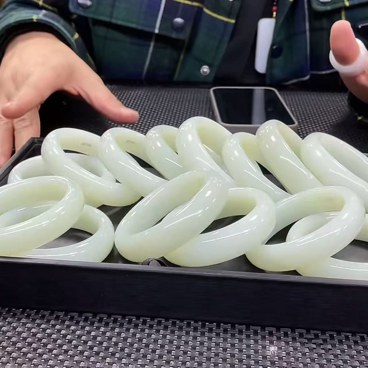 【何晟铭专属】和田玉手镯 多样性发一件