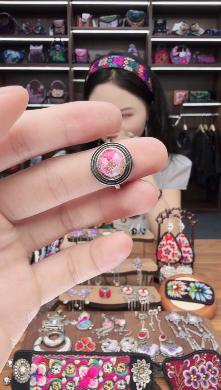 织绣9蒙阿苏苗绣传承店