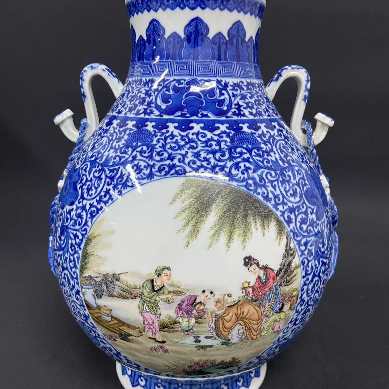 清乾隆青花开窗粉彩人物双耳尊