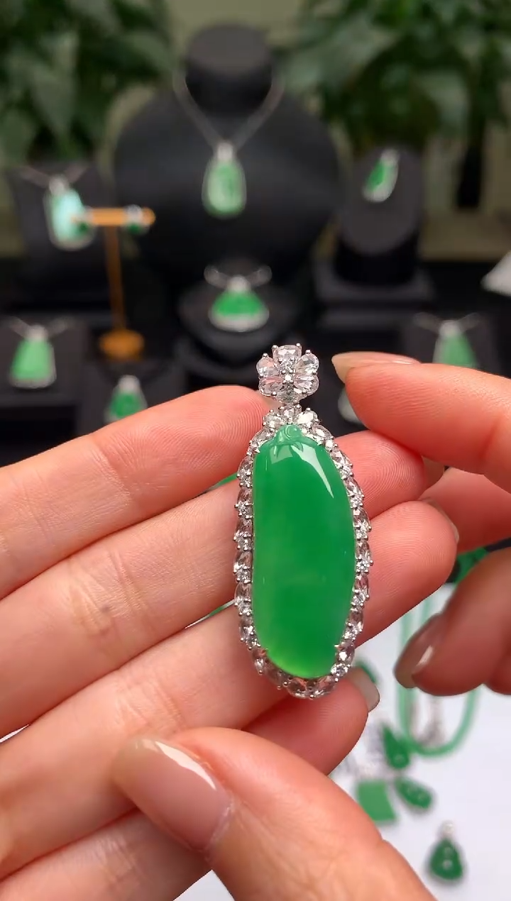 颈饰18K金镶嵌翡翠福瓜