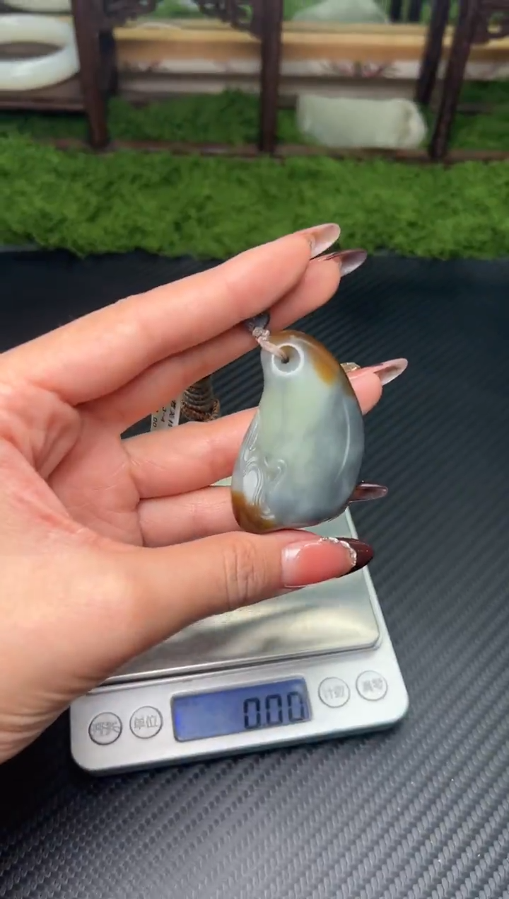 吊坠(赠链)未镶嵌和田玉余*姐若羌微色差吊坠