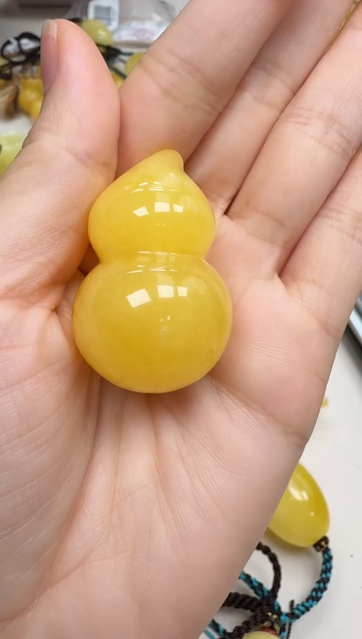 未镶嵌琥珀裸石如图