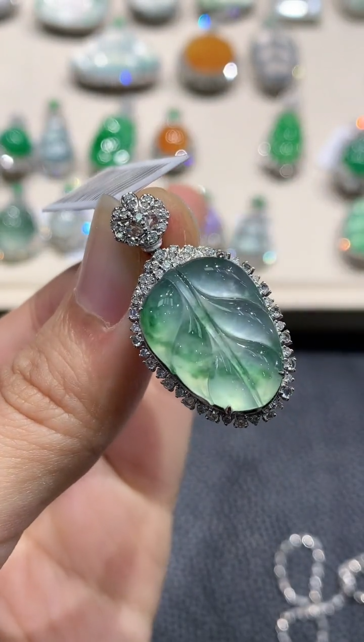 【闪购商品】翡翠吊坠(不含链)18K金镶嵌V84   