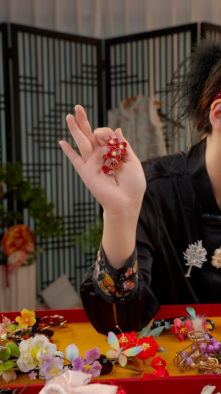 刺绣非遗绒花手工饰品