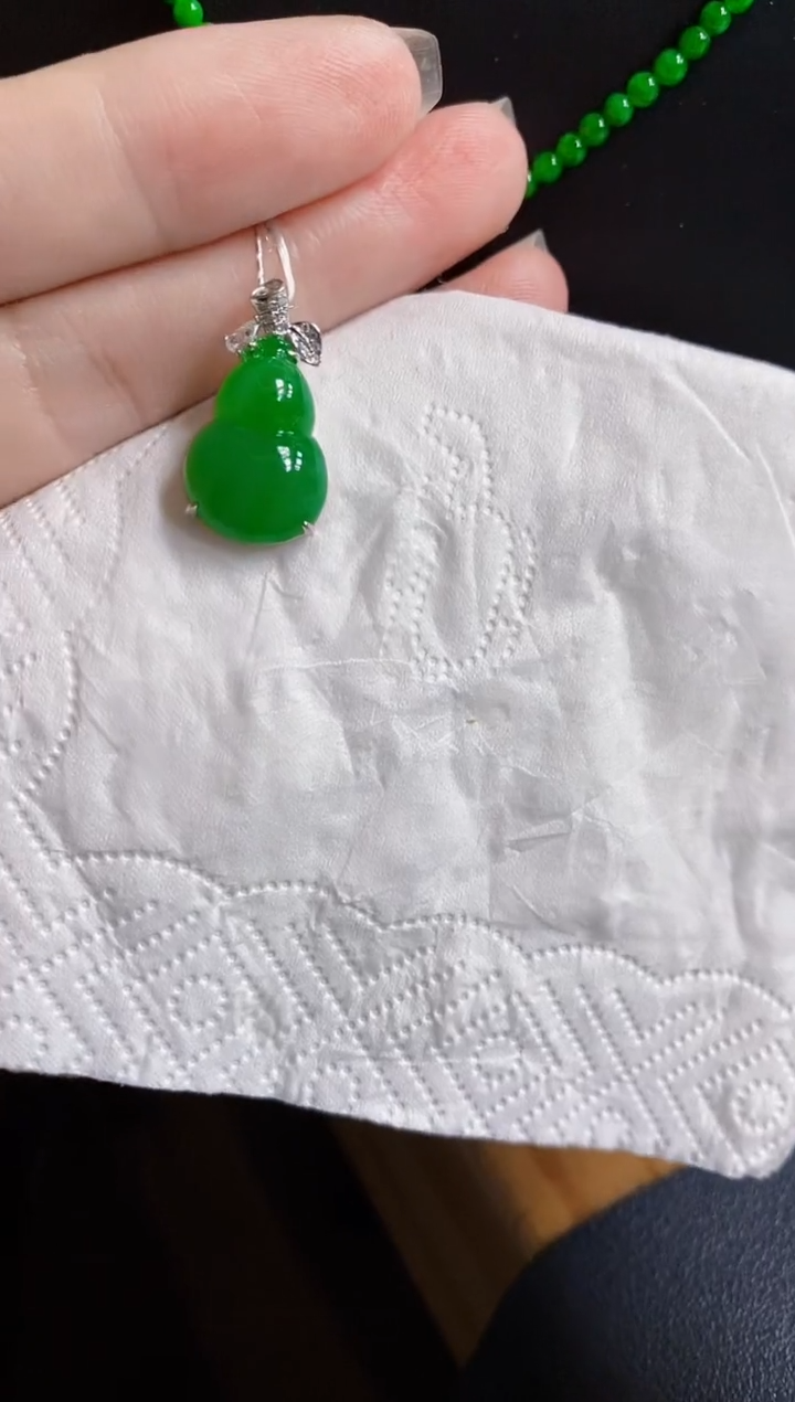 翡翠18K金镶嵌颈饰葫芦